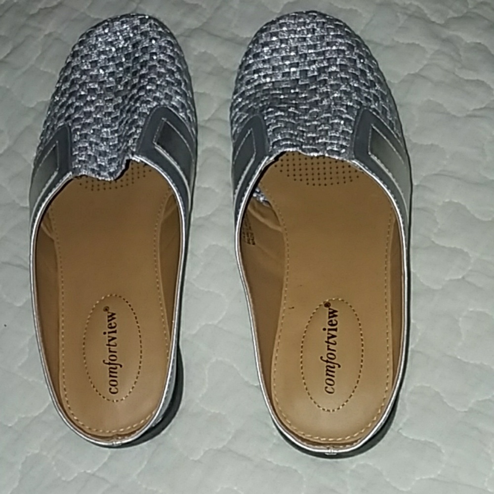 Women's ComfortView Silver Slip ons 7 1/2W